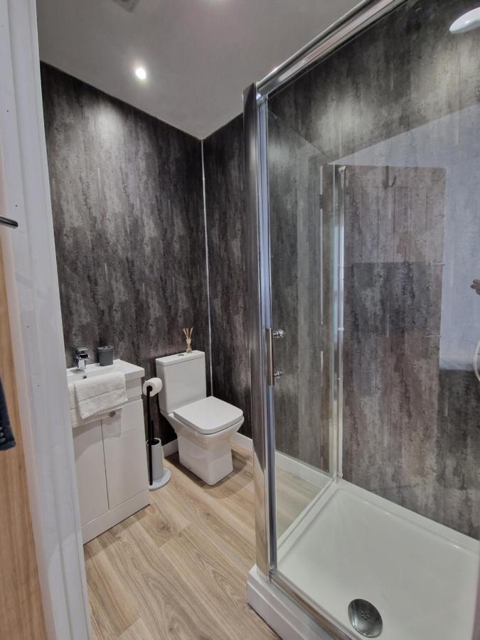 Flat 2, Modern Studio Apartment, Tynte Hotel, Mountain Ash Quakers Yard Bagian luar foto