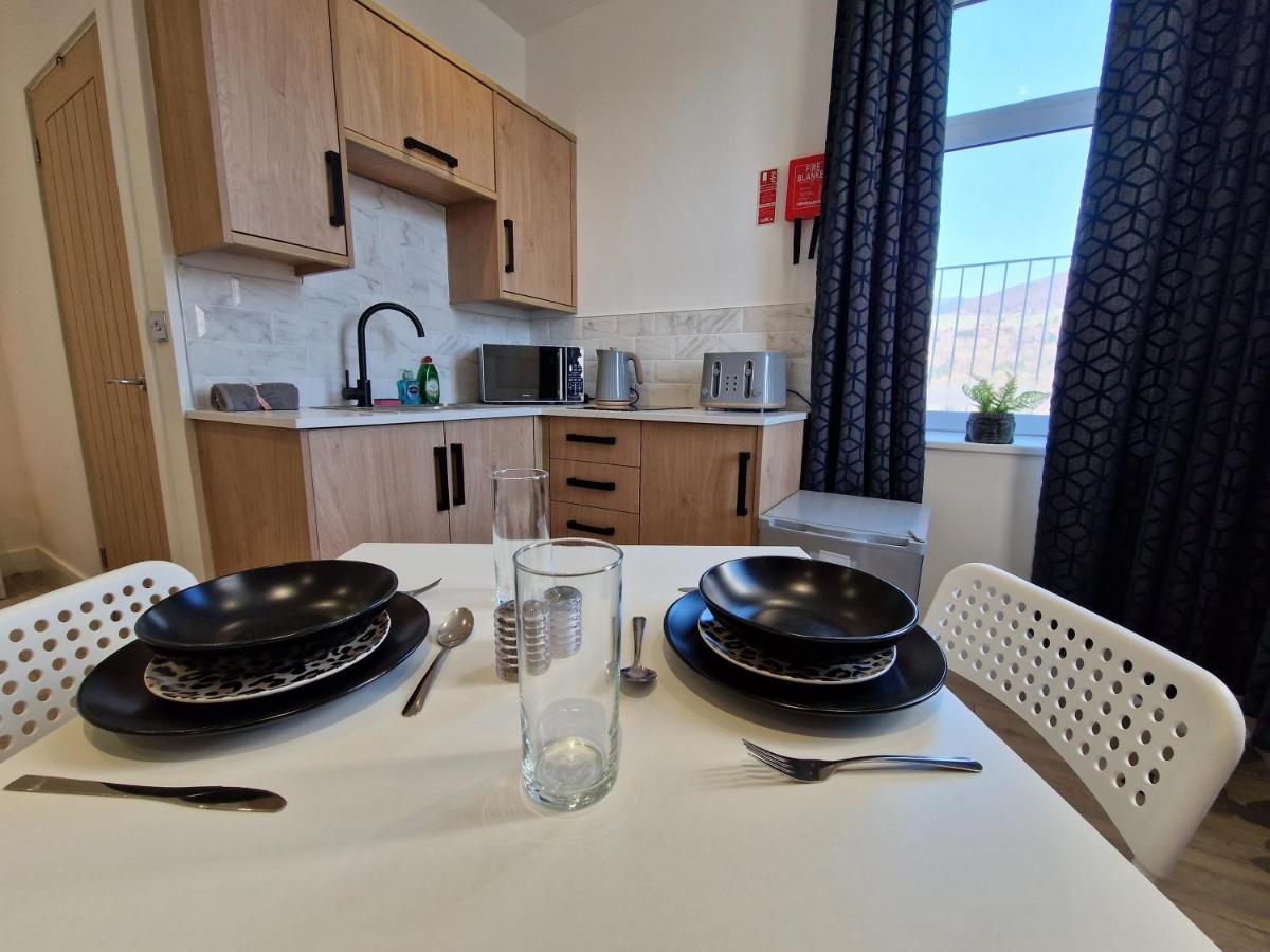 Flat 2, Modern Studio Apartment, Tynte Hotel, Mountain Ash Quakers Yard Bagian luar foto