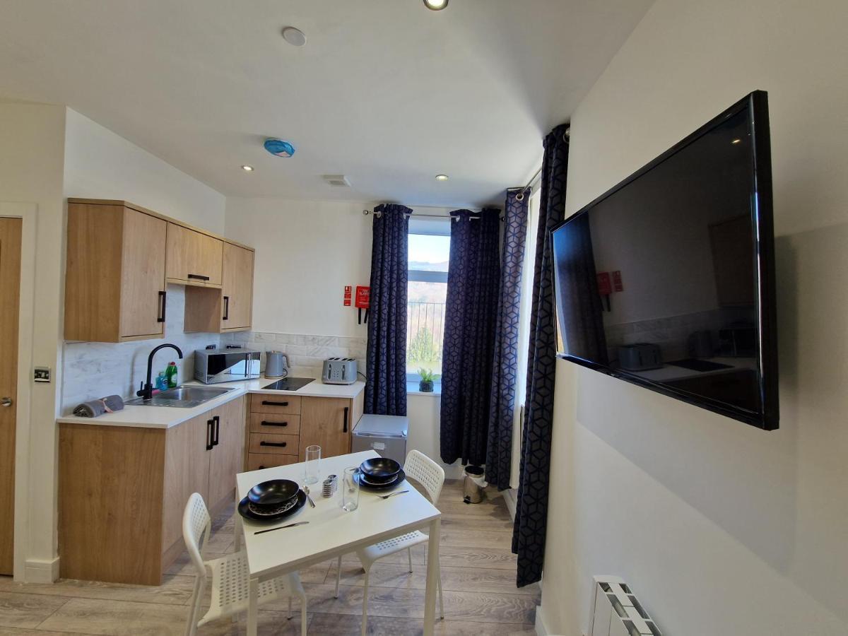 Flat 2, Modern Studio Apartment, Tynte Hotel, Mountain Ash Quakers Yard Bagian luar foto